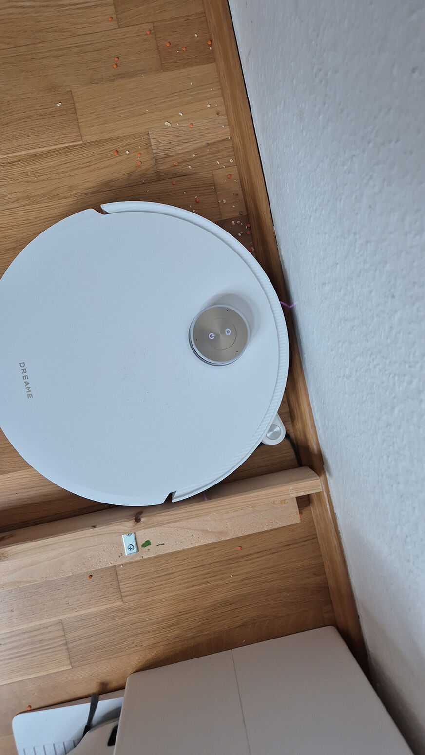 Der Matrix 10 Ultra reinigt den Schmutz aus einer Ecke mit ausgefahrener Seitenbürste.